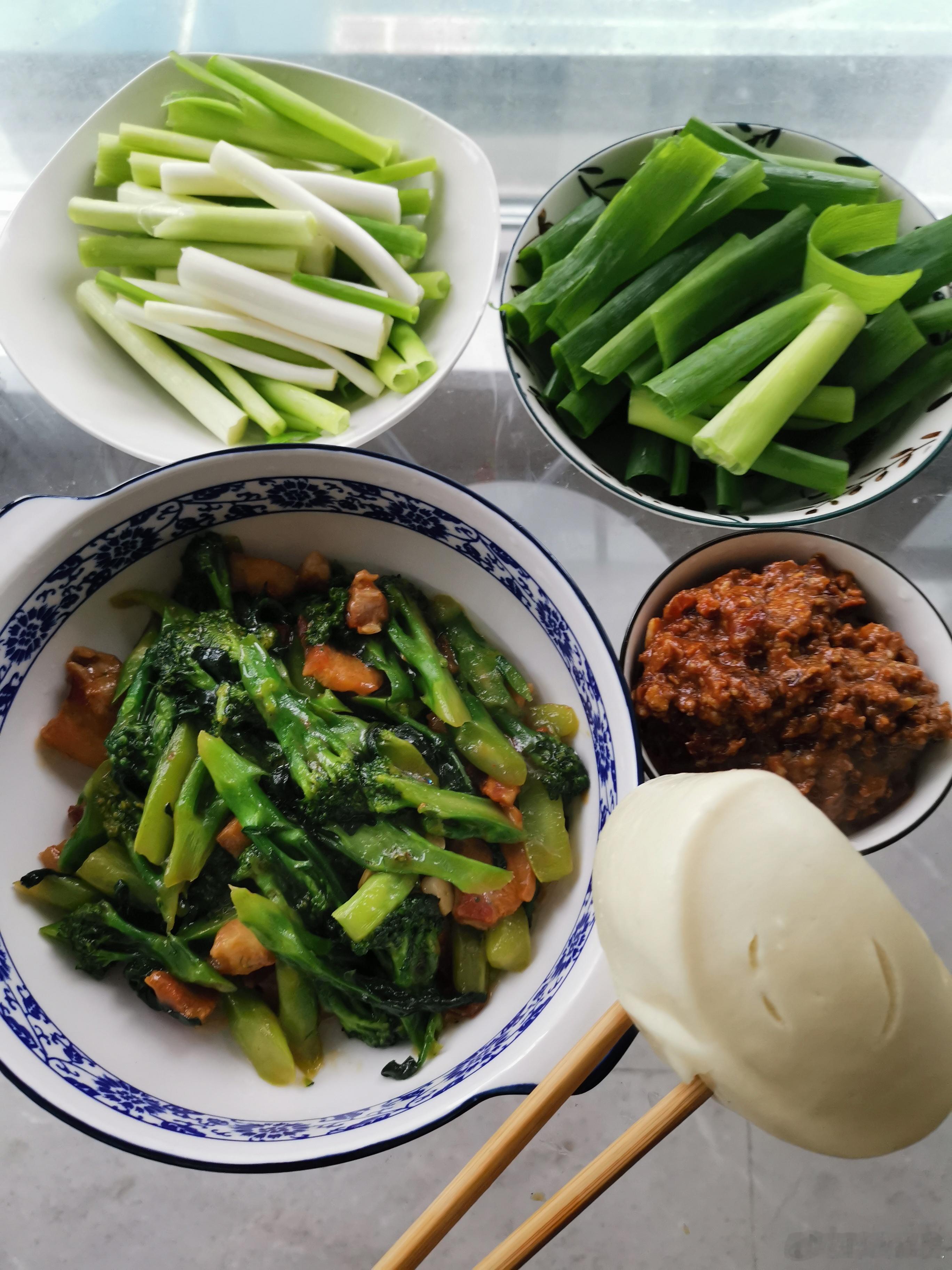 午膳。小葱蘸酱太香了，没吃几口就把舌头咬了，吐了好多血。