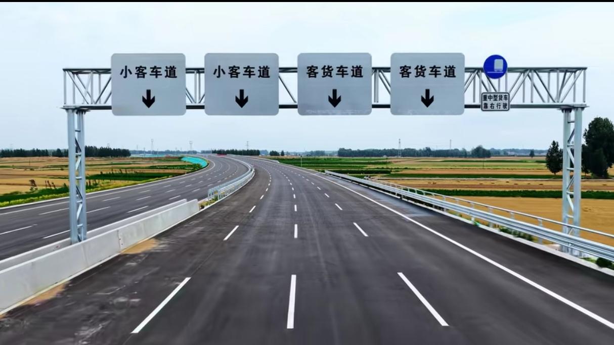 莒南G518国道改建工程迎来新进展！

双向八车道已基本成型，预计6月底通车。通