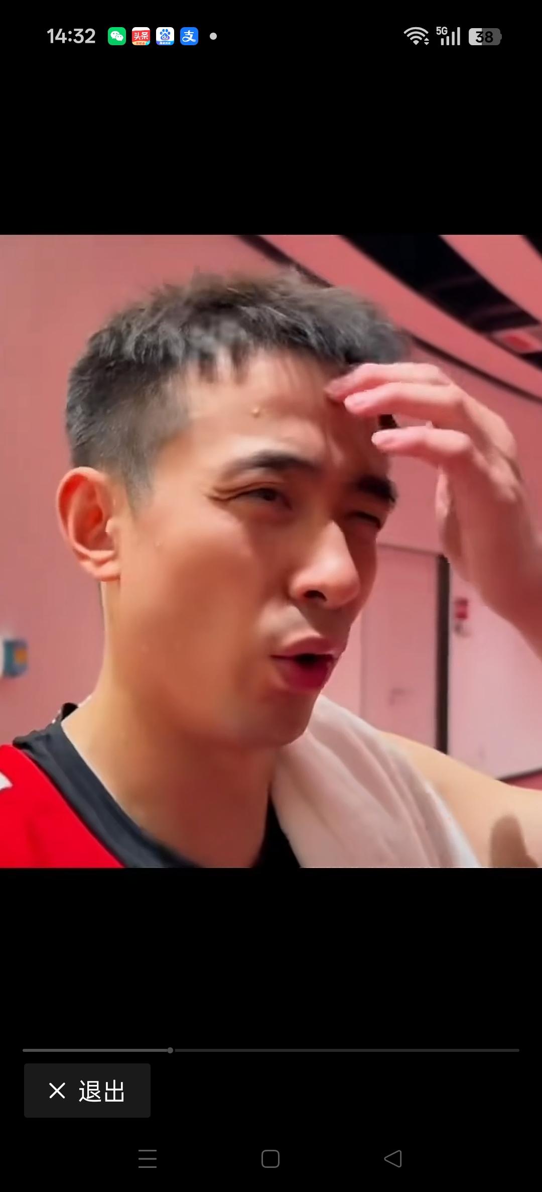 赛后赵继伟回应了受伤情况，场上确实崴了一下脚，及时处理了，应该问题不大。
还好还