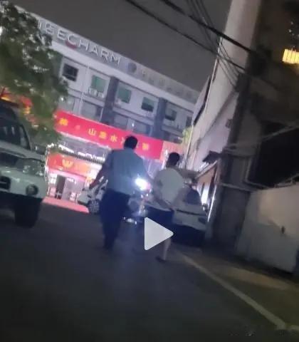 细思极恐！广东广州，一独居女孩回到家，发现地上多出不少脚印，而且从脚印走向来看，