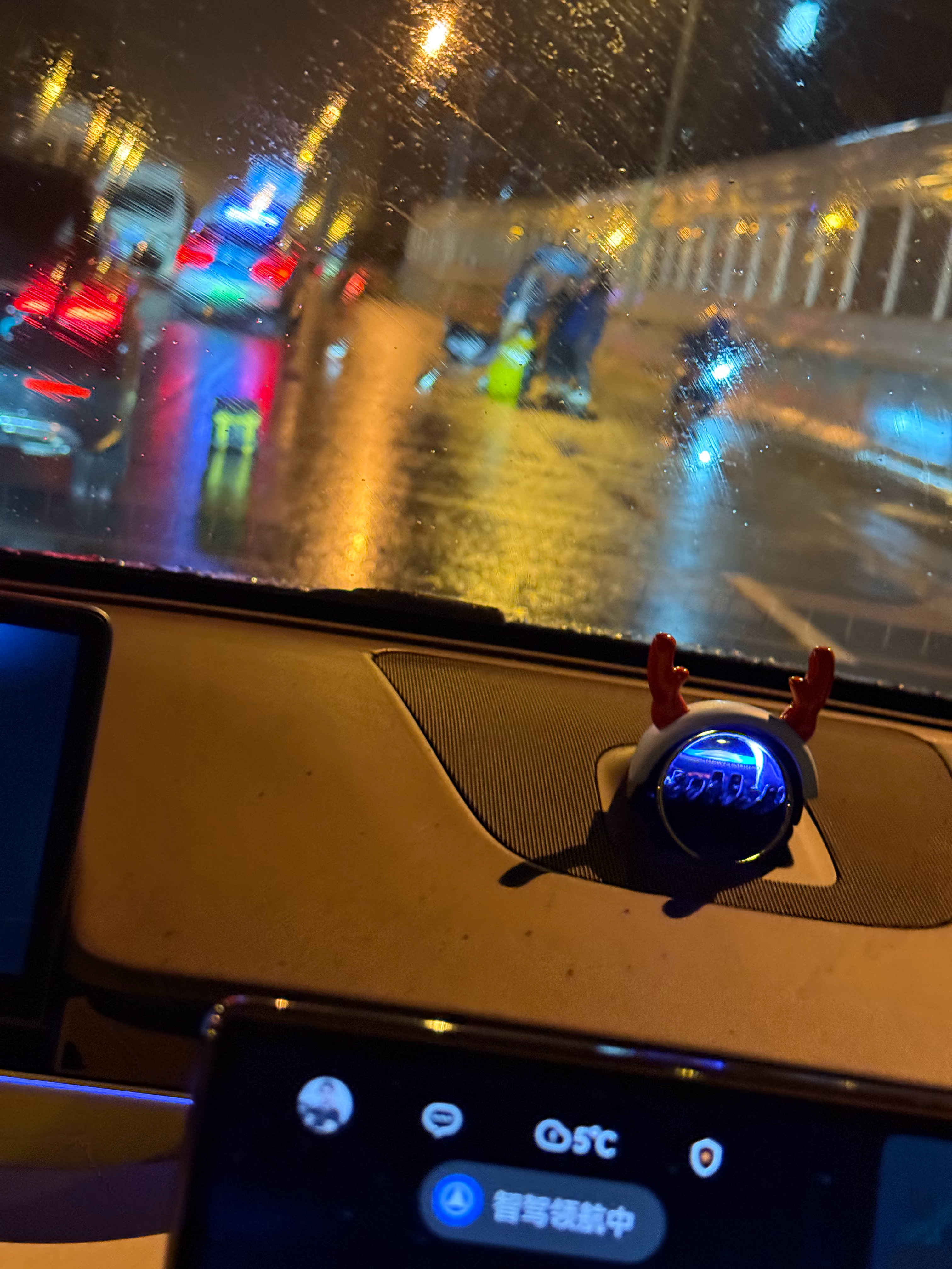 这外卖小哥看起来被撞很挺严重，希望没大问题