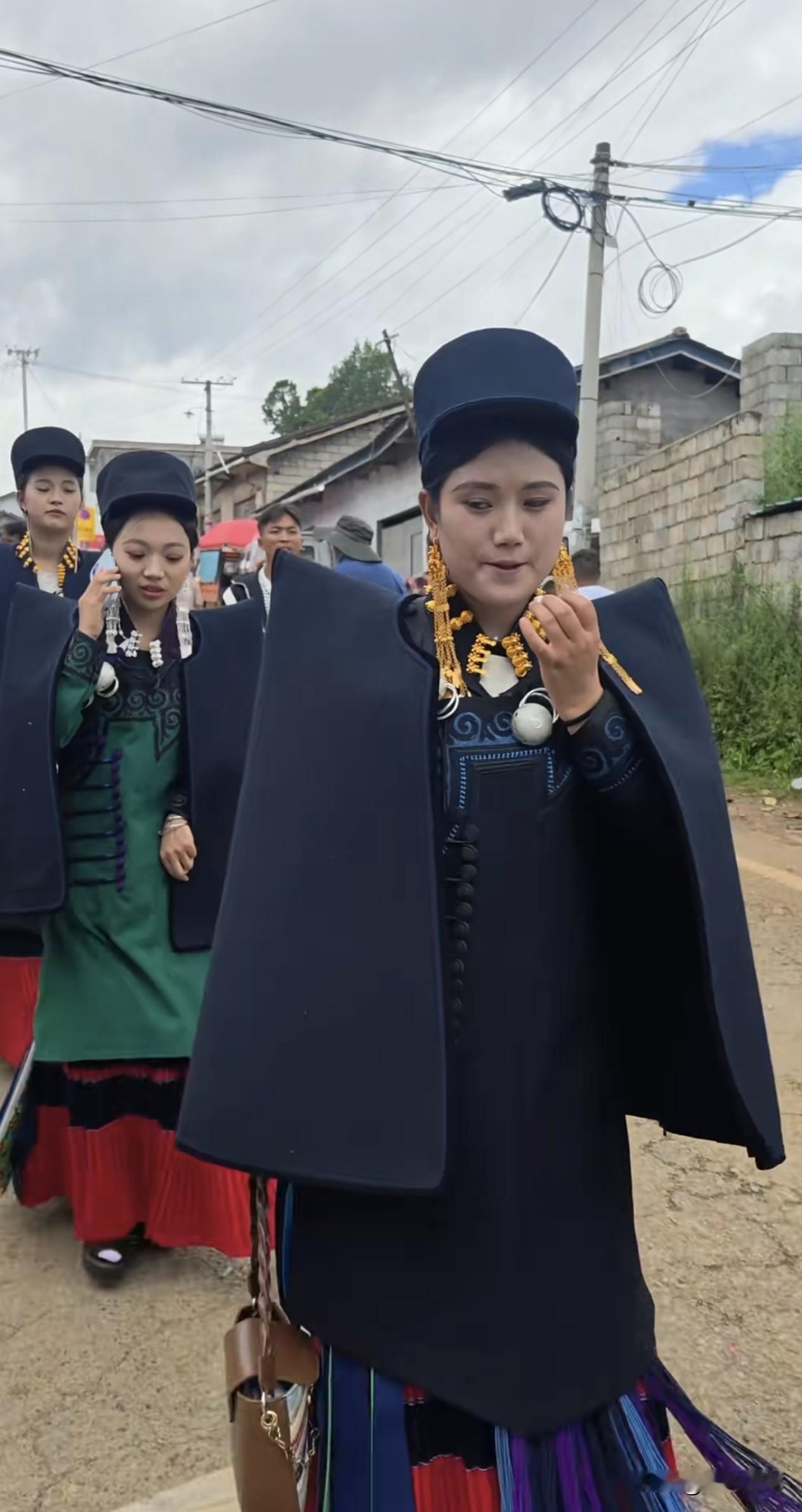 与时俱进的彝族服饰
    这是大凉山诺苏彝族女子传统盛装，属于节庆、火把节、选