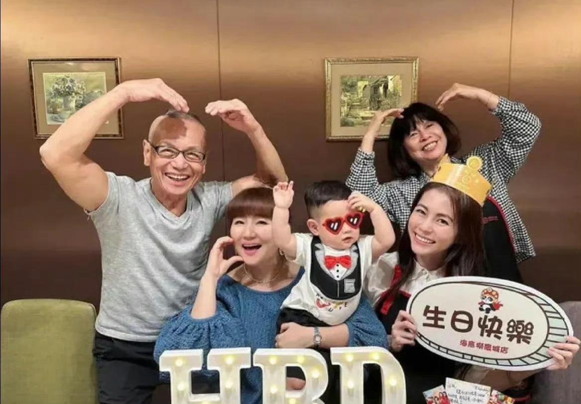 Selina任家萱为妹庆生照曝光：胖到150斤变化惊人，2岁儿子锅盖头萌翻！老公