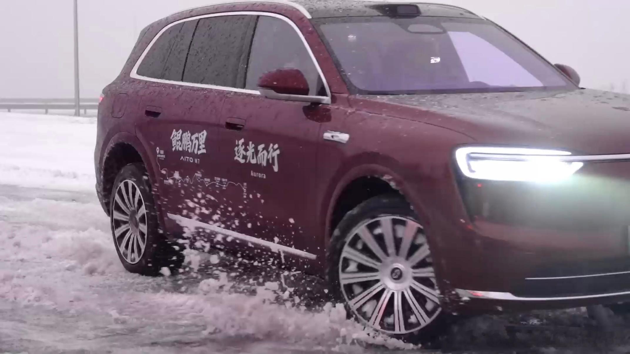 把问界M7开到俄罗斯大兄弟面前，一顿猛赞，毛哥:“中国豪车卖32万也太值了。”硬