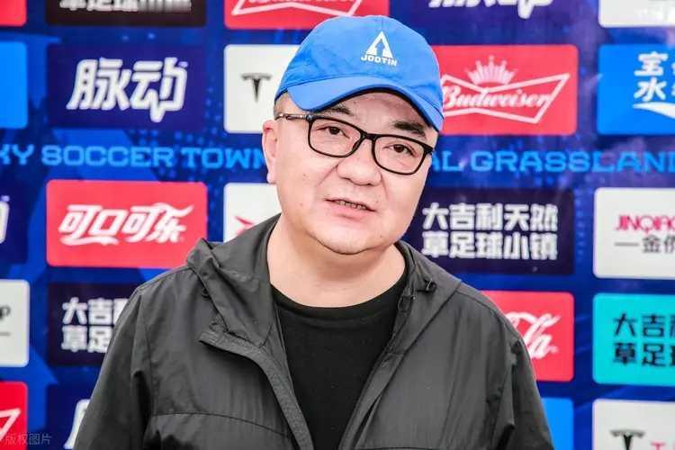 近日，日本男足主场3-2逆转世界冠军巴西男足。
中国球迷盛赞日本队的强悍。
于是