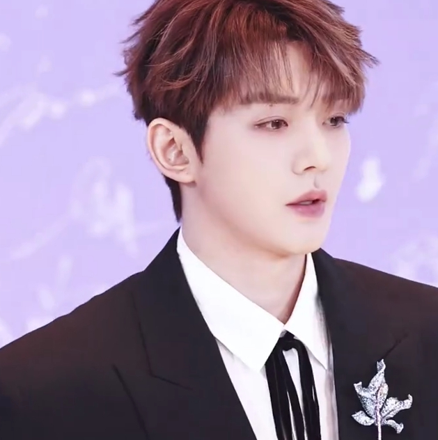 邓为尖叫之夜的造型，帅翻了头好小肩好宽腿好长又man又少年，好像特意做了下睫毛，