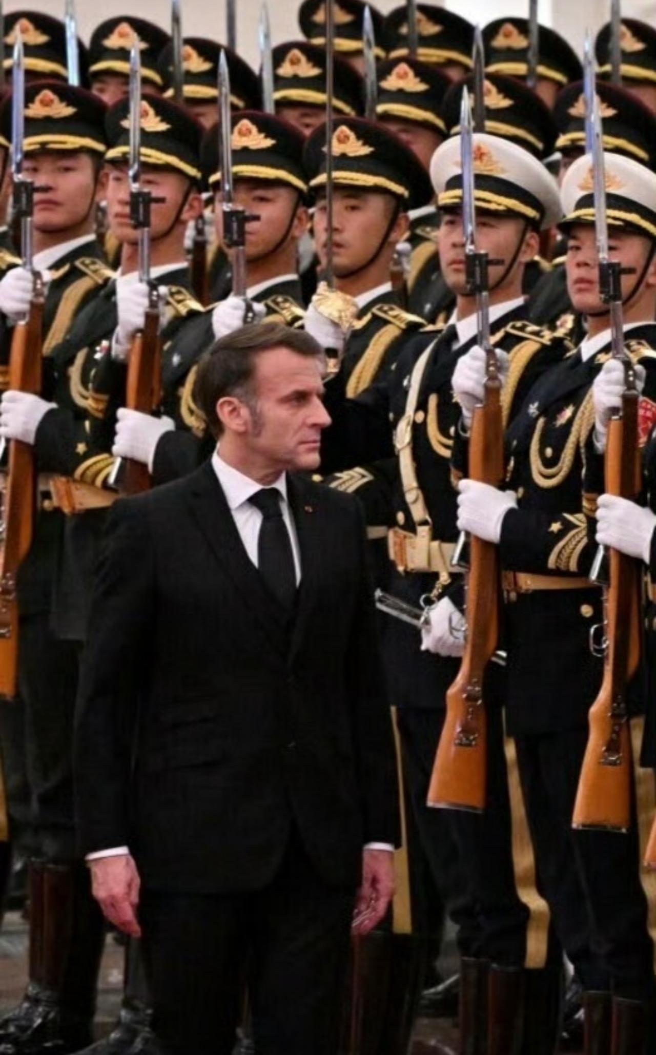 我敢断言，哪怕是天皇老子来了，也会被咱们的子弟兵所震慑。你瞧，法国总统马克龙不也