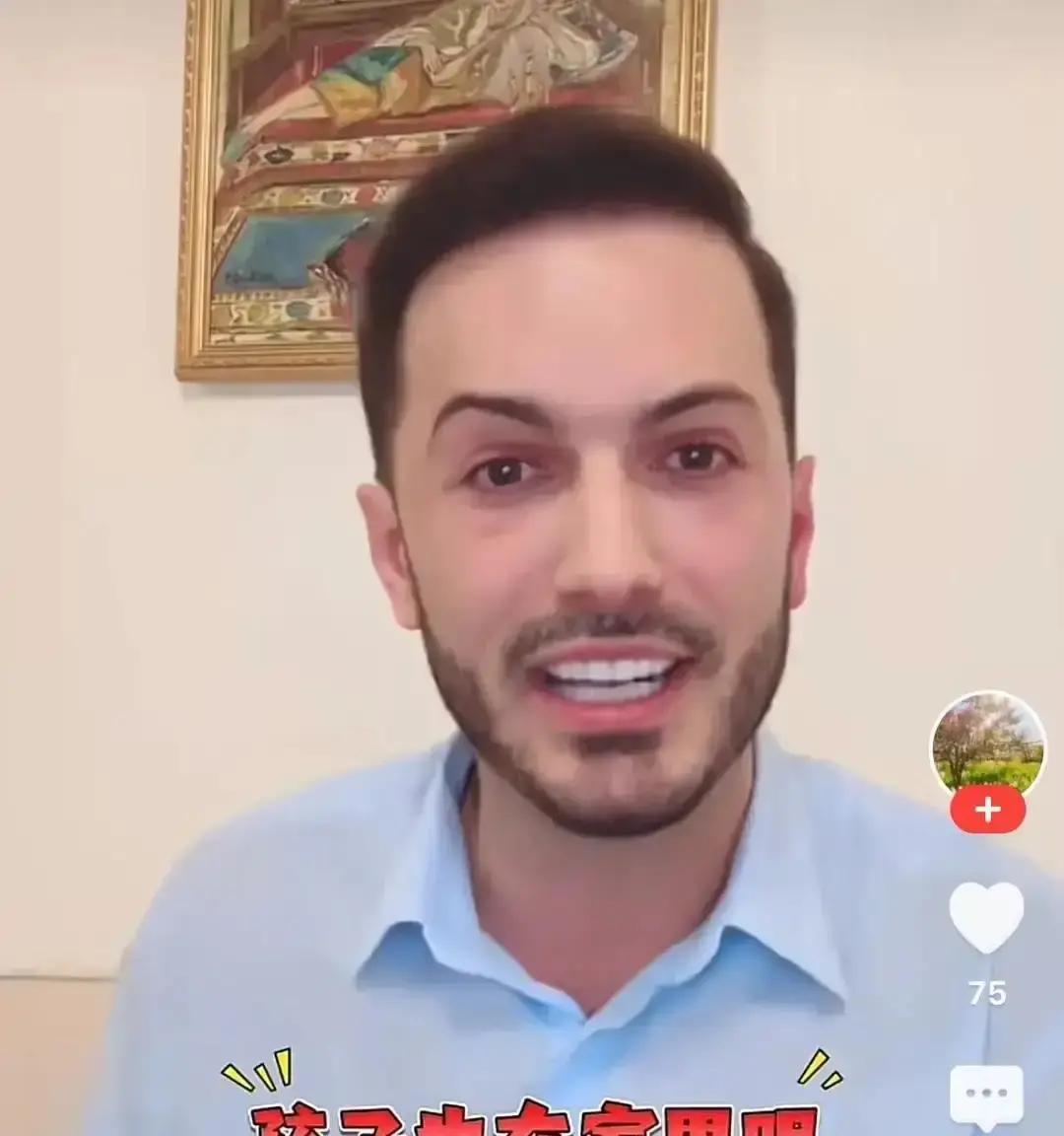 别盯着老板和助理那点事了。这件事真正撕开的，是流量时代最隐秘的剥削：你的家庭关系