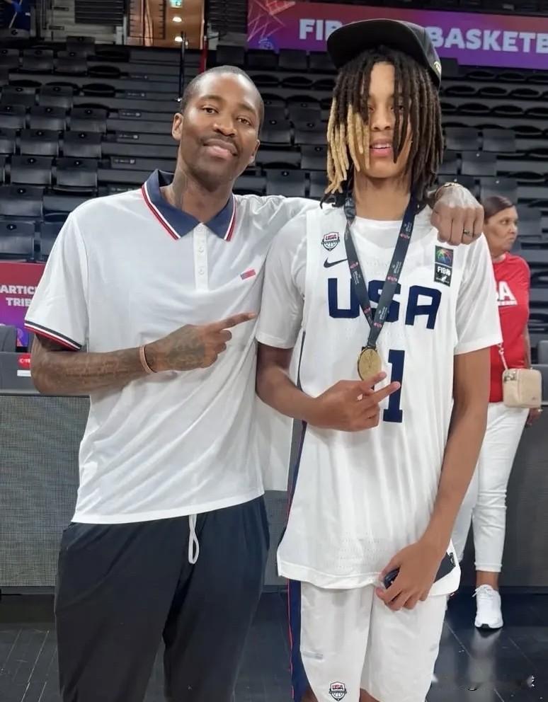 前NBA球员贾马尔-克劳福德在社交媒体上晒出一张自己和儿子JJ-克劳福德的合影与