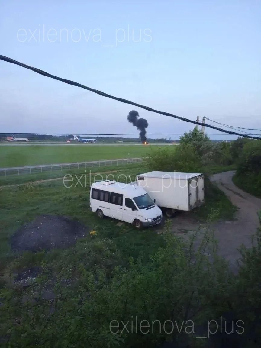 图像显示，莫西科谢列梅捷沃机场今天疑似被乌军击中，也可能是大递的防空落在了跑道上