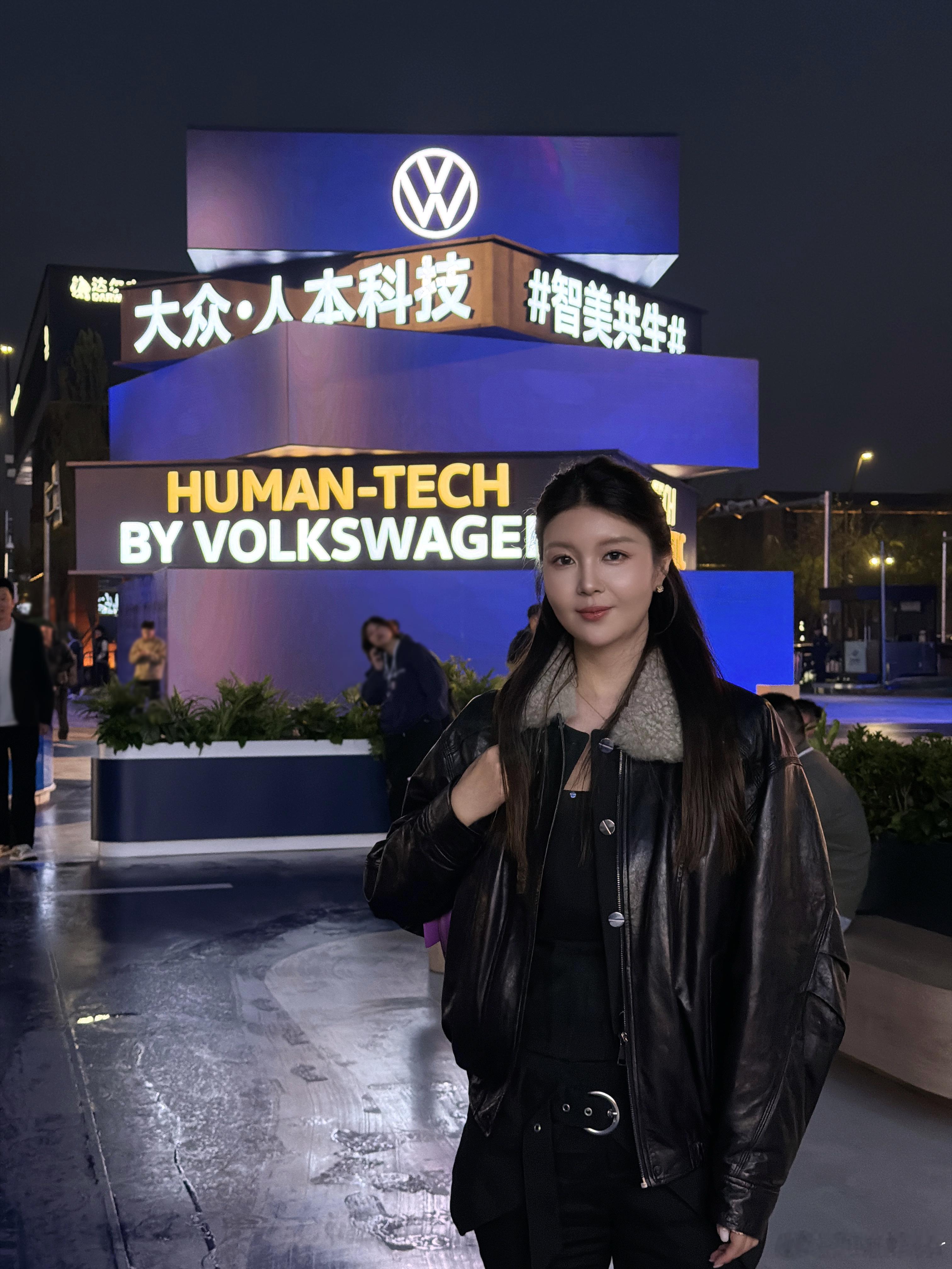 来参加大众的活动啦！太出片了晚上的首钢园区也很有意思！大家猜猜我要拍哪台车大众汽