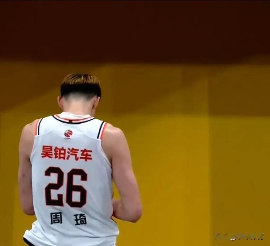近日广东男篮总经理朱芳雨在直播中表示，周琦过去一个赛季在广东男篮过得挺愉快，有信