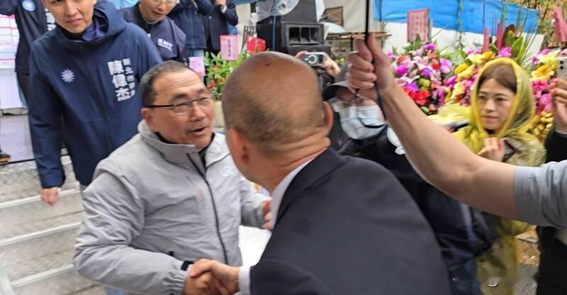 侯友宜、韩国瑜同框 被问新北市长提名反应曝

立院长韩国瑜、新北市长侯友宜今天（