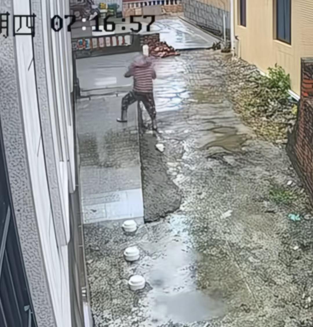 广东一老人因台风将家中窗户刮坏，偷偷去捅坏邻居家窗户。邻居家监控拍到了这一幕，老