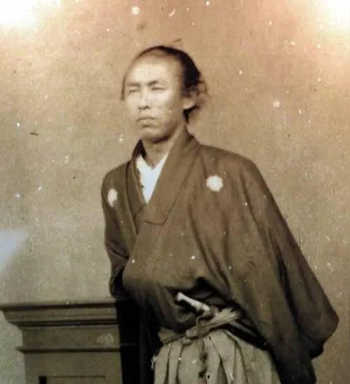 日本人到底从何而来，至今仍是个悬念。有绳纹说、弥生说、古坟说、吴越说、通古斯说、