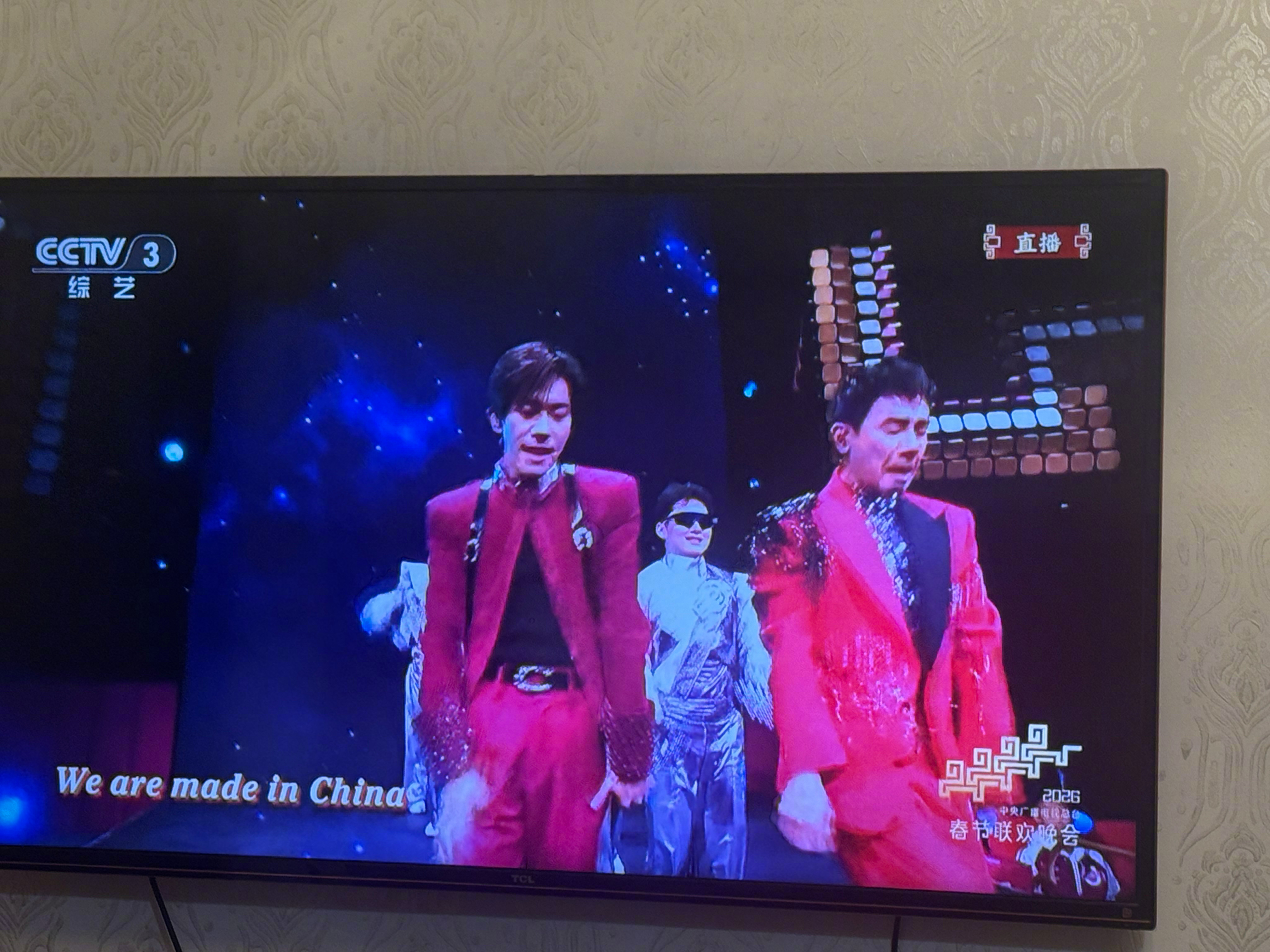 春晚段子大考春晚 广西老表看春晚：左边这个是三小只之一，右边这个是3..3..我