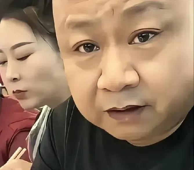 一个月五万，专门买肉。小沈阳亲哥沈飞在直播间把这句话一撂，弹幕立马就炸了。
别光