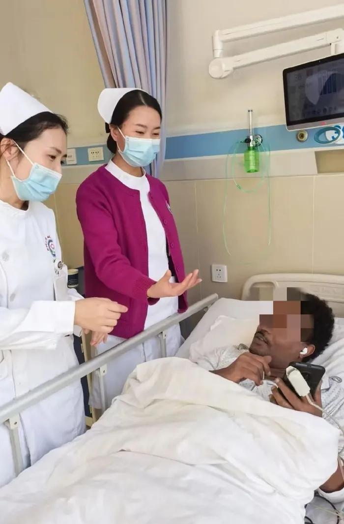 特殊的“优待”
 
冈比亚留学生突感不适，去厦门大学附属医院去医院诊治，经过检查