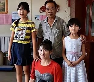 2009年，山东一名靠爬行维持生活的女子，在24岁时嫁给了一个46岁的单身男人，