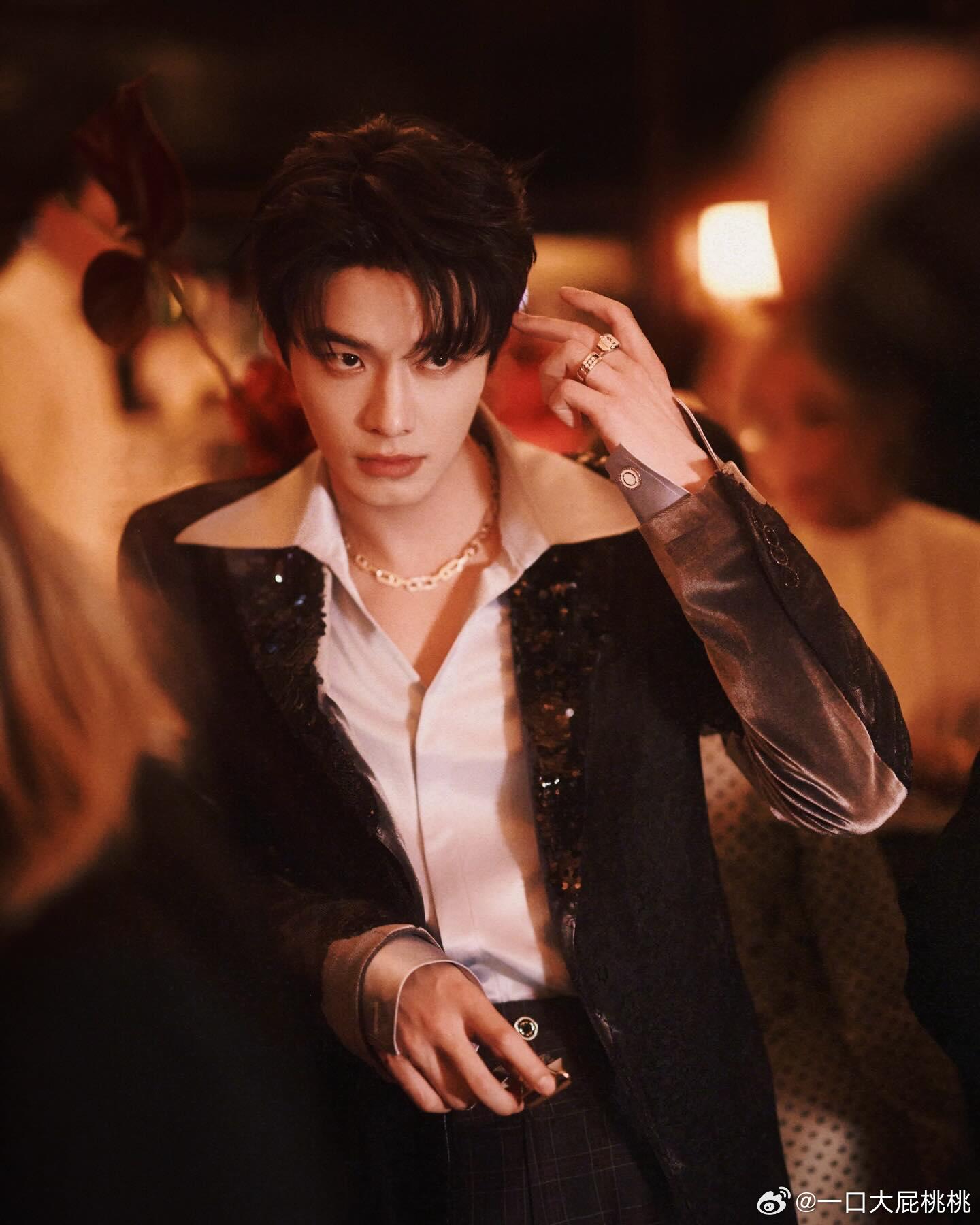 何与更新巴黎之行ins，夜店巡场的大少爷😎马上带来新品牌的合作，提前预热！ 