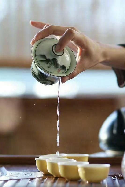 任何时候不要撕破脸，任何矛盾，都不要做那个掀桌子的人。江湖路远，总会相见。对讨厌