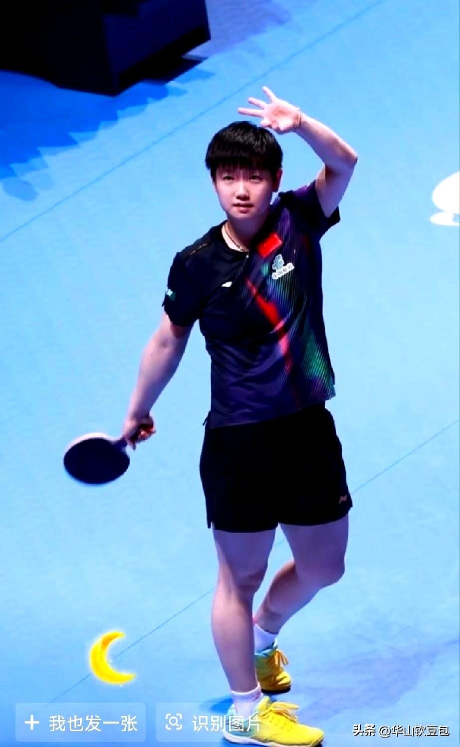 看到她比那个“三”的手势，我一下就绷不住了。
那不是炫耀，是她对自己这几年所有默