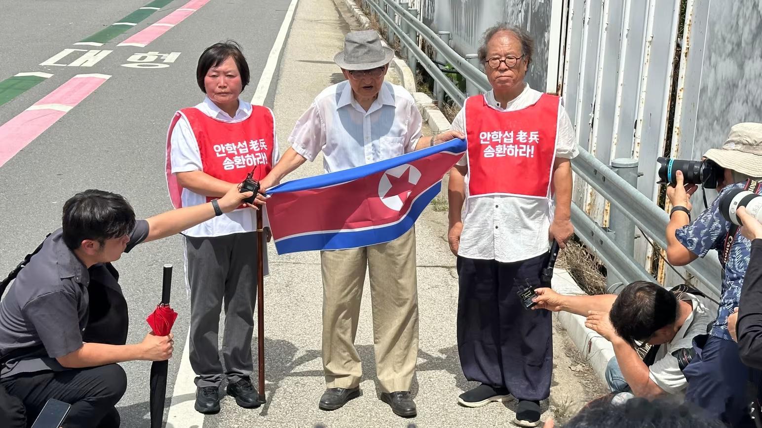 【这位95岁老人想死的地方就是朝鲜，但韩国不会放他走】（CNN） 安哲秀在朝鲜战