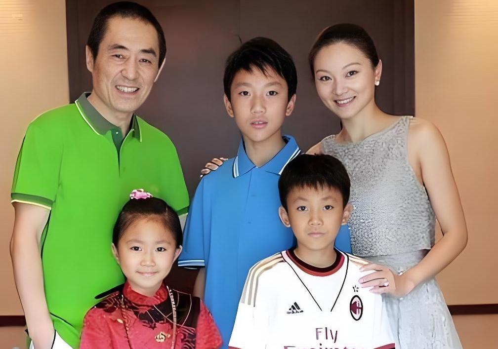 张艺谋又被传“全家移民美国”了？这次连央媒都看不下去了！

原来，76岁的张艺谋