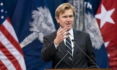 美国还是有头脑清醒的人的，美鹰派专家科尔比告诫美国人：别上俄、印、欧的当了，如果