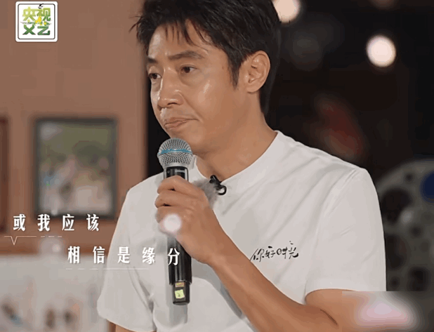 撒贝宁也有猝不及防的时候 唱到《一生所爱》的高潮部分，情绪正浓，镜头里突然闯入一