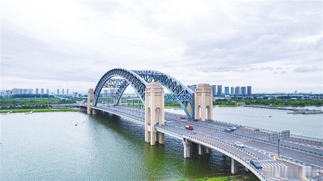 桥见太原 每一座汾河上的桥，都是太原的“时间胶囊”。迎泽大桥带着工业时代的厚重，