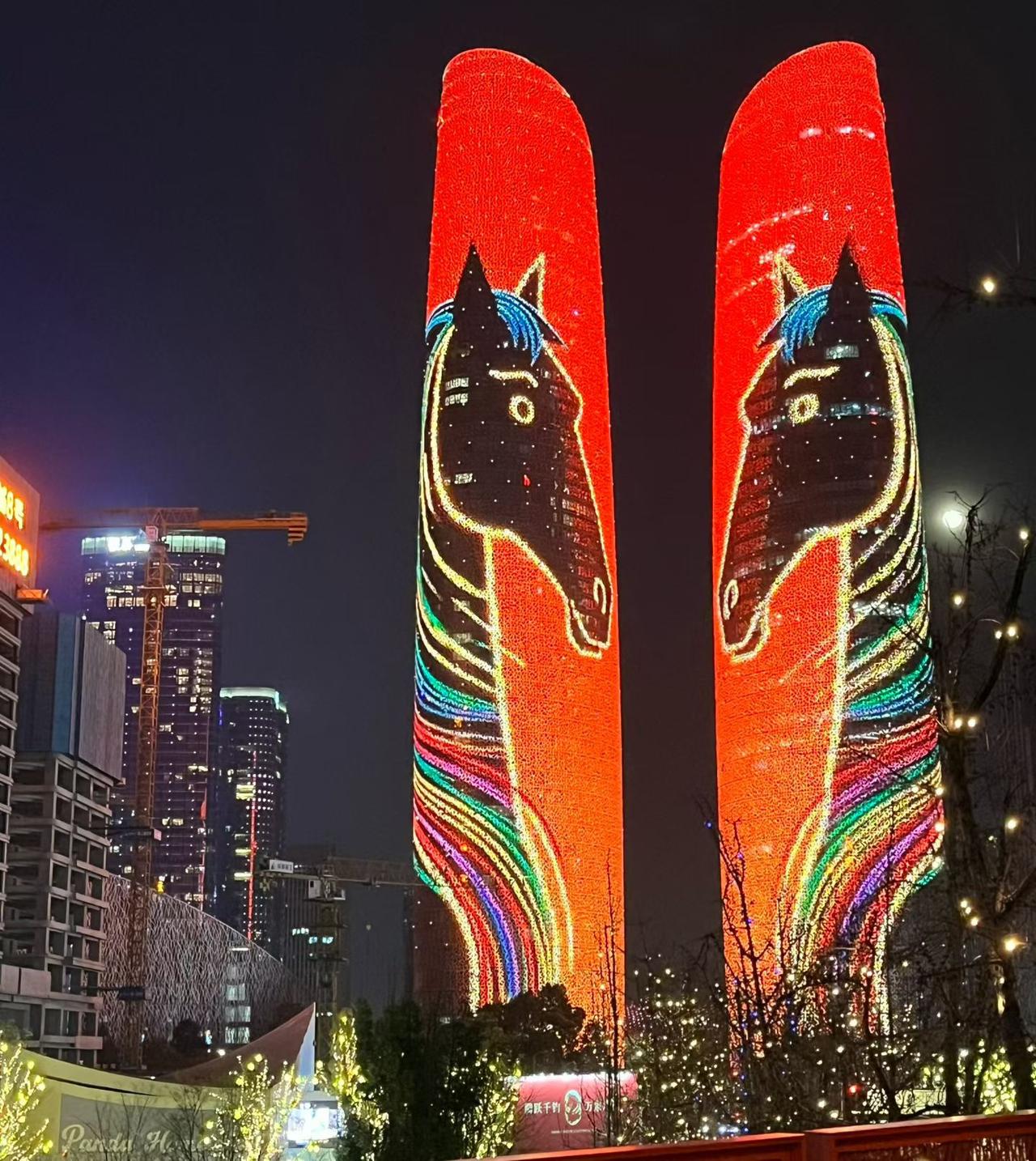 正月十六晚上，成都双子塔
[赞][赞][玫瑰][玫瑰][彩虹][彩虹][福][福