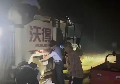 刷到湖北襄阳民警深夜帮老乡卸小麦的新闻，我瞬间就破防了，这事儿要是上人民日报我一