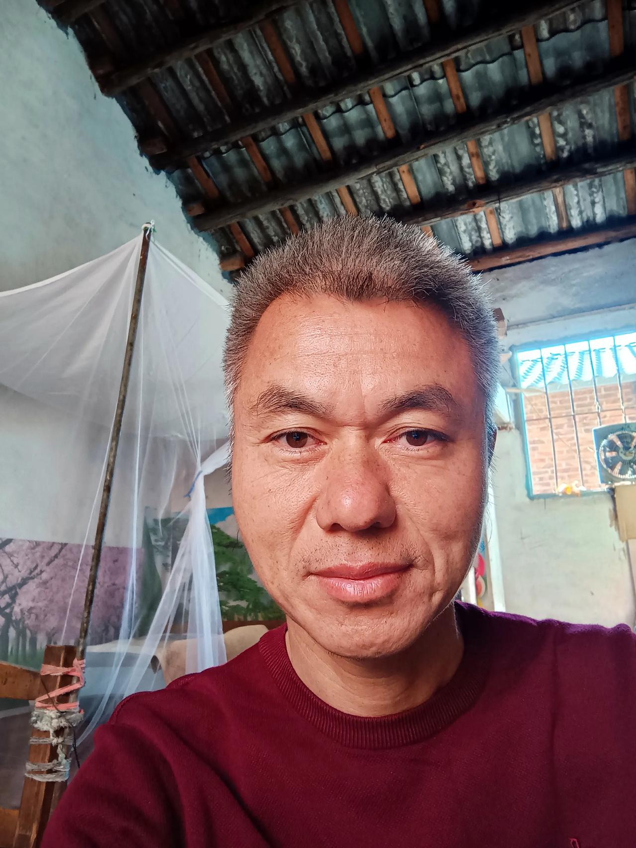 是这样的，最近在工厂打工，认识了一个整整小我20岁的姑娘。

她今年刚25岁，我