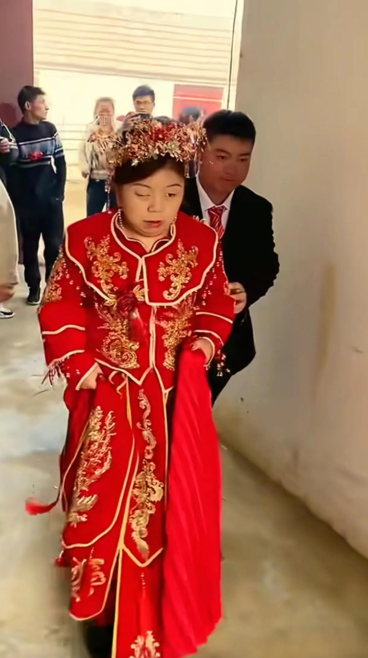 貌美如花的新娘，年轻帅气的新郎。