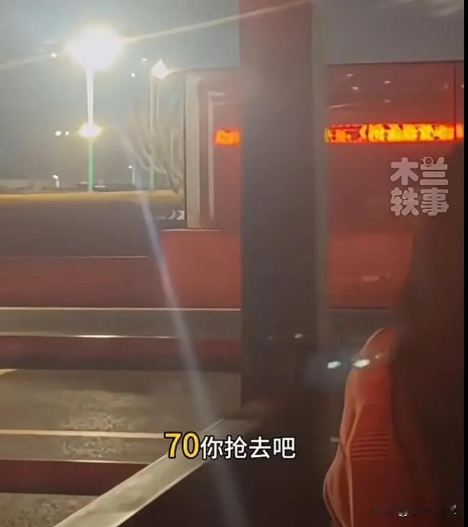 “谁敢拉她”

12月30日晚上，长春市发生了令人气愤的一幕，两名大学生下了车后