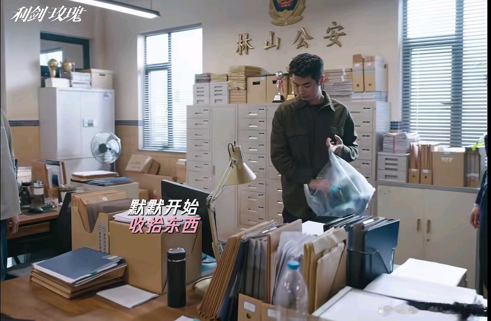 第一次见电视剧离职用塑料袋，每次看电视剧，离职都用箱子装，但是普通人就是用塑料袋