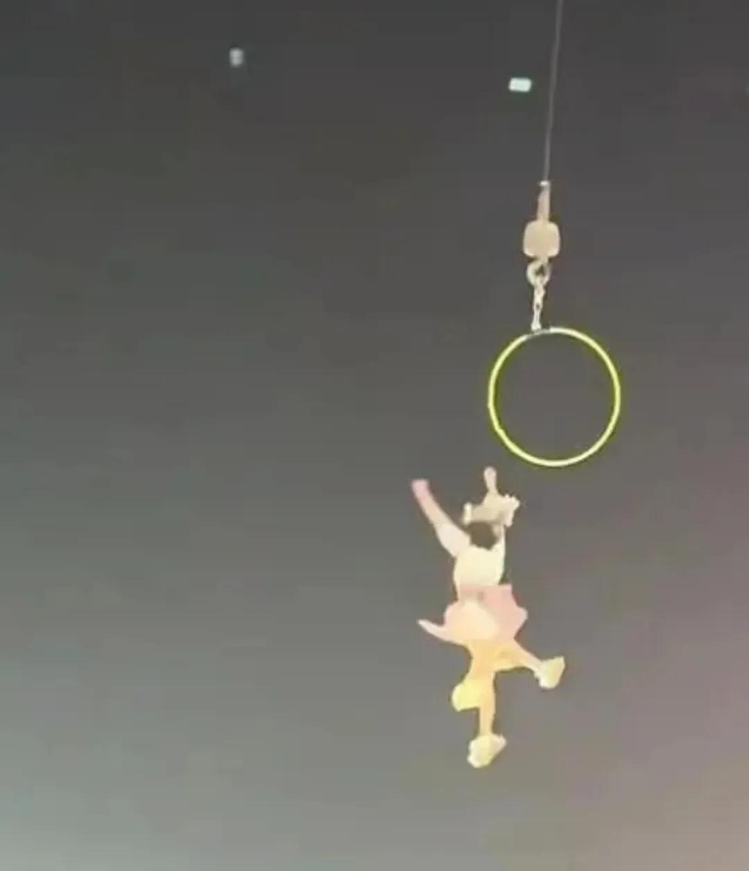 继上次说汽车南站附近危险砍树好像没过去几天吧？咱河南漯河近日又出现了惊险一幕: