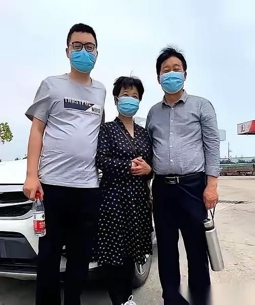 郭希宽先生的葬礼，让我知道了什么是“不是亲生，却胜似亲生”
郭先生自从生病之后，