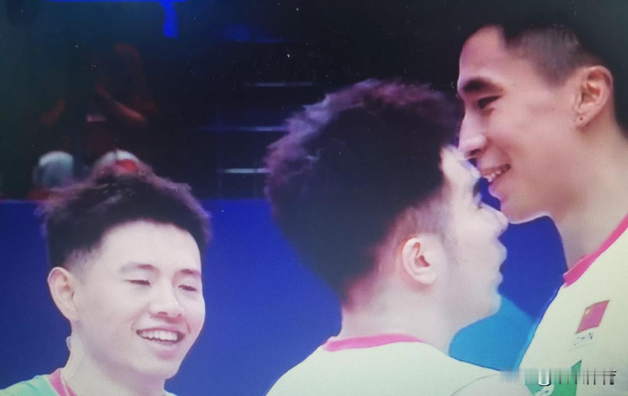 男排世界挑战者杯赛
中国队2：0领先墨西哥。
第二局，中国队大比分领先，虽然墨西