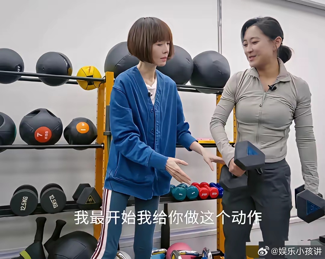 当贾玲撞上鲁豫，才明白瘦和瘦也有天壤之别！鲁豫是那种弱不禁风的瘦，轻飘飘的、风一