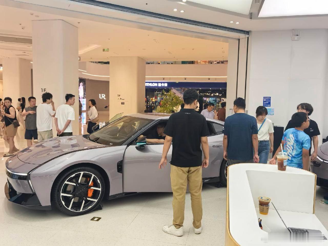 全新小鹏P7第一万台下线全新小鹏P7第10000台正式下线，何小鹏称全新小鹏P7
