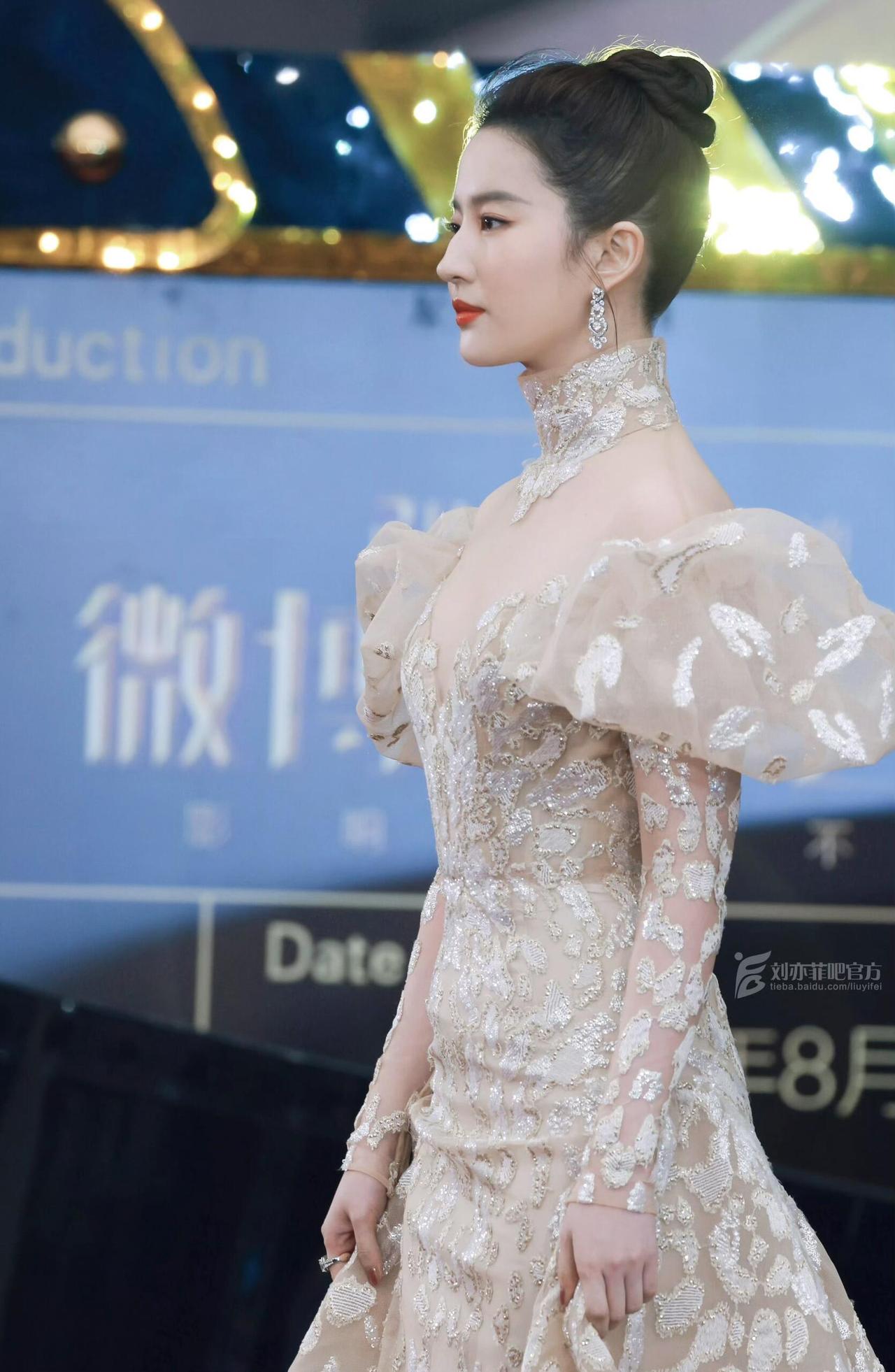 这件礼服被刘亦菲穿的真好看越看越好看，只有姐姐可以驾驭的礼服，好高贵