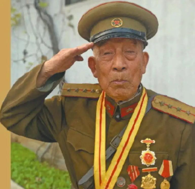 1996 年，滕西远私藏两支手枪，民警让他上交，可他却说：“这两支枪，一支是粟裕