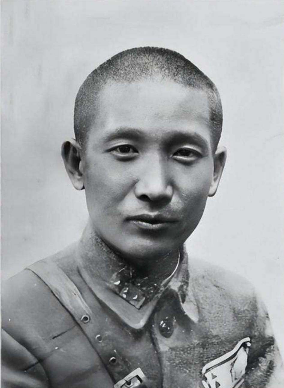 1949年，这位国军军长既不抵抗也不起义，只带一本家书远赴香港
 
1949年，