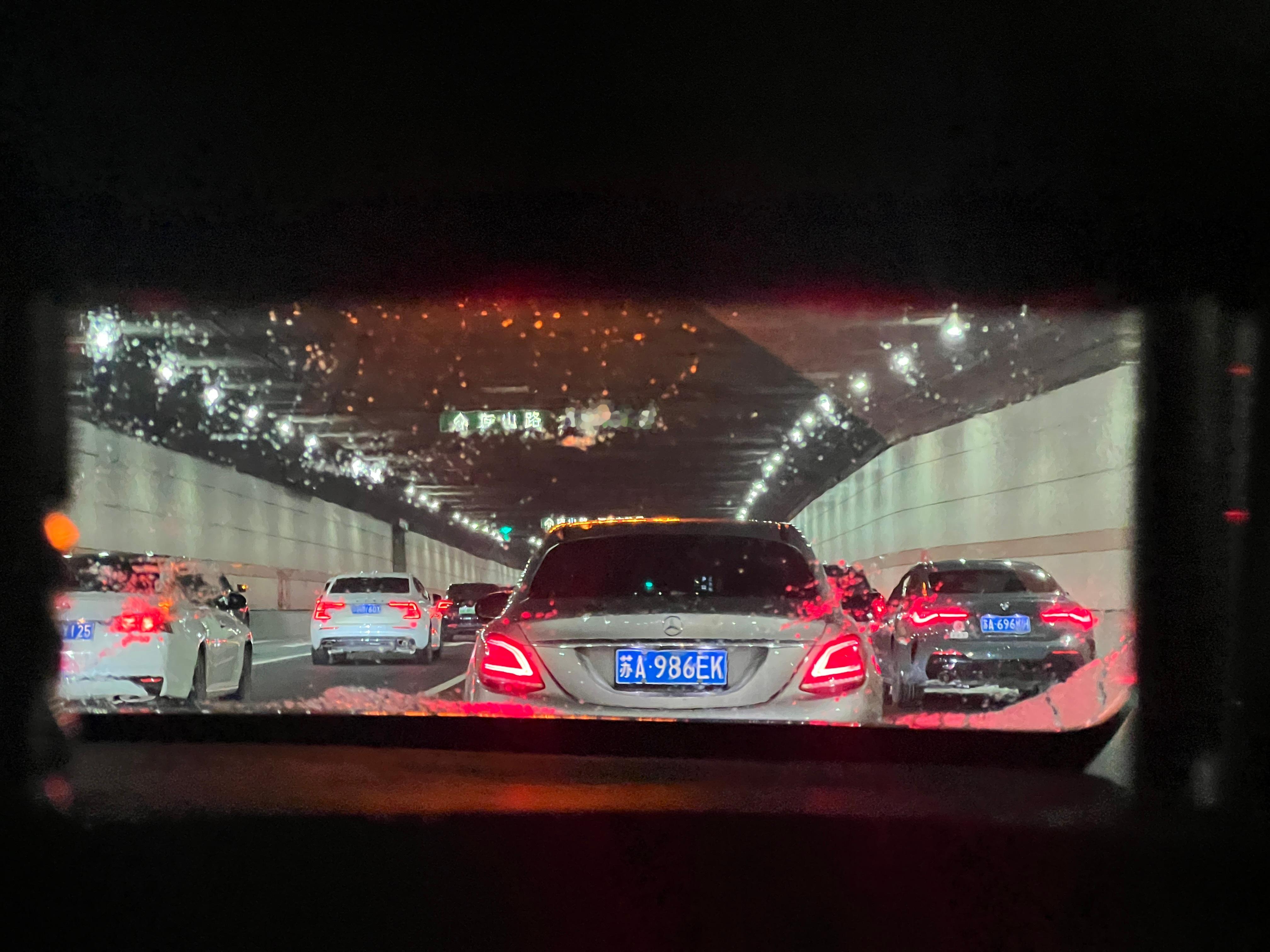 网约车司机说，你开再快，也比导航预测的时间快不了几分钟，所以不要急。我觉得他说的