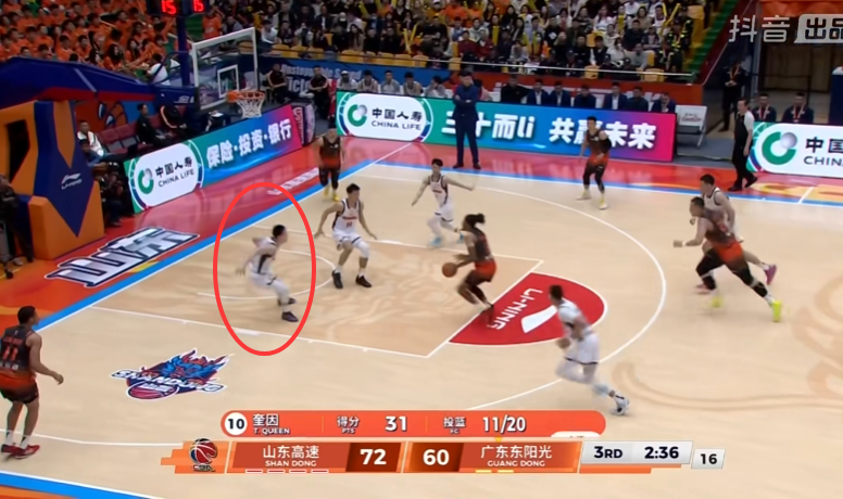 我发现宏远这强弱侧的协防真是没完没了的，两边三分线都被放空，真的没必要的。山东男