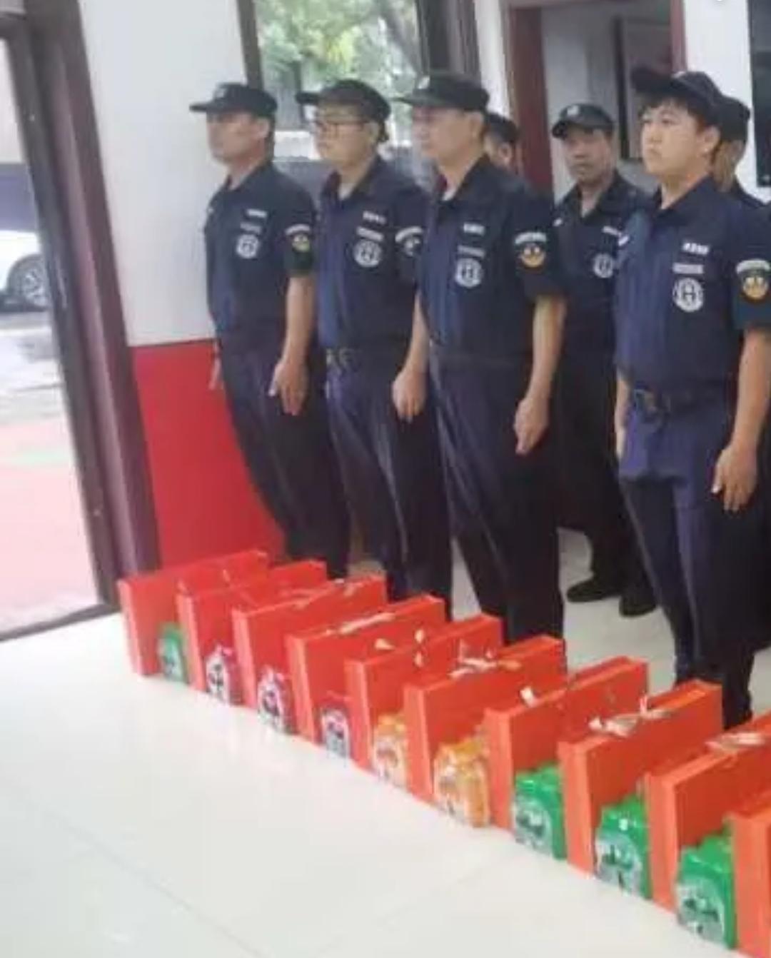 明天劳动节放假，今天中午单位给每个保安员发了一包火腿肠，一提小饮料，五包泡面。