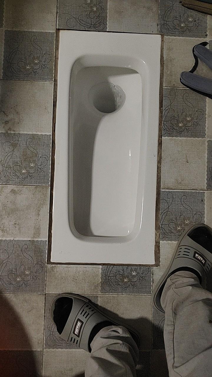 加长加深大尺寸窄边蹲便器，安装使用三年多了，干干净净整整齐齐。