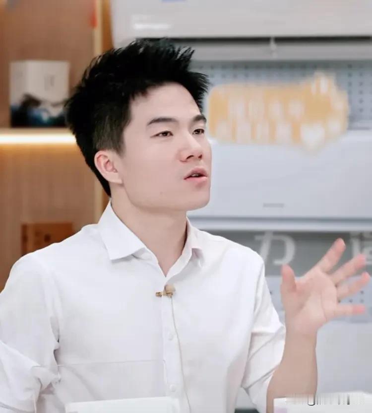 主持人采访董宇辉，在你的眼里，有没有一个老板是你的榜样？他说我觉得中国互联网这代